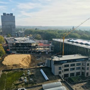 Zicht op het bouwproces vanuit het Spinozagebouw