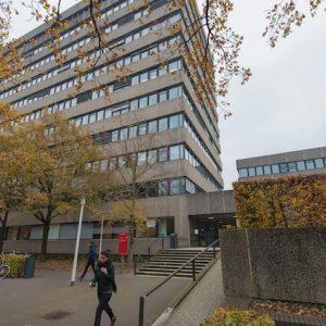 Zij-ingang Spinozagebouw en Thomas van Aquinostraat 8